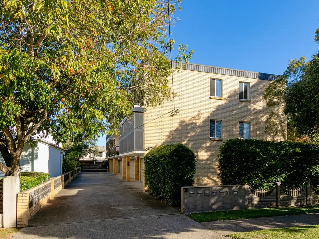 Nundah 2 Slaapkamer TOP FLOOR - WALK TO TRAIN, BIKE WAY AND PARKLAND !