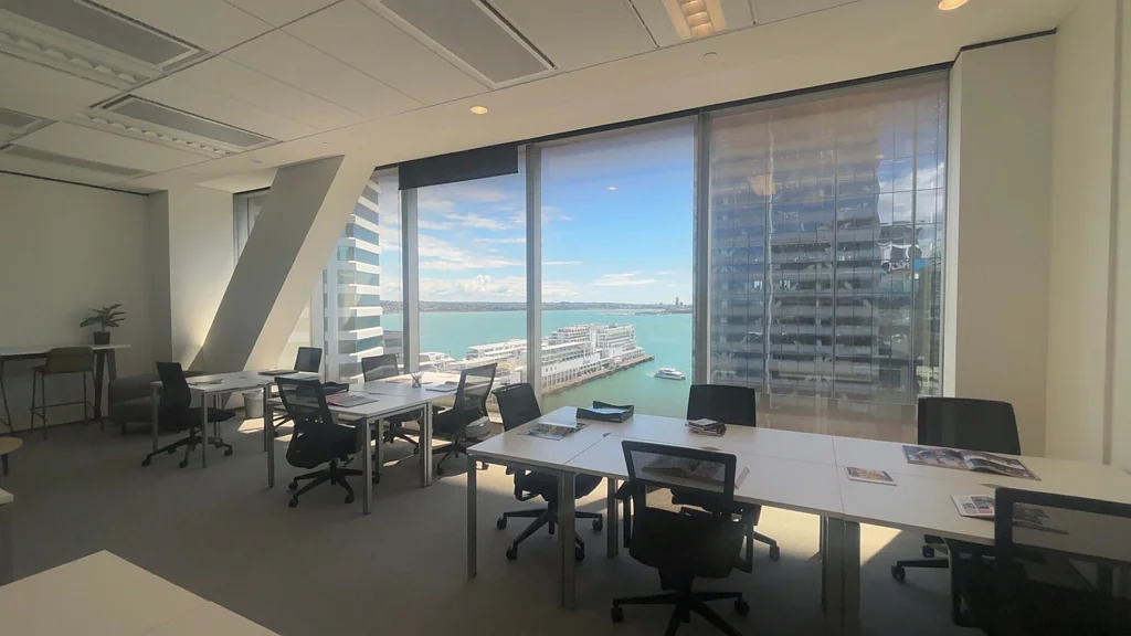 Auckland Central 15-desk suite in PwC tower