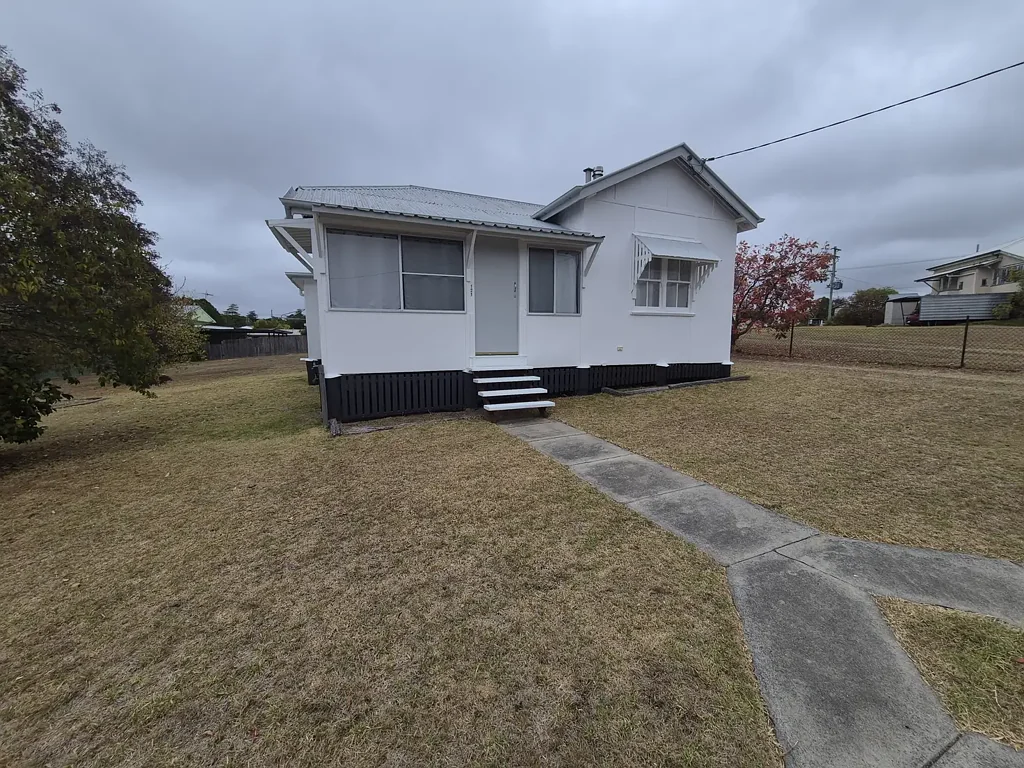 Charming 2-Bed Home at 121 Folkestone Street, Stanthorpe - Ready to Move In
