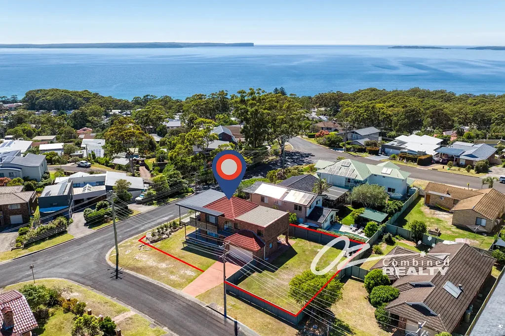 Vincentia 4房  EXPANSIVE WATER VIEWS OVER THE PRISTINE WATERS OF JERVIS BAY - NEWLY RENOVATED - SOLD FULLY FURNISHED - SUB DIVISION POTENTIAL - HOLIDAY READY
