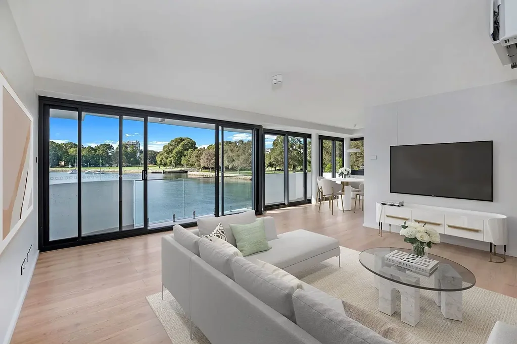 Exclusive Waterfront Apartment with Spectacular Rushcutters Bay Views