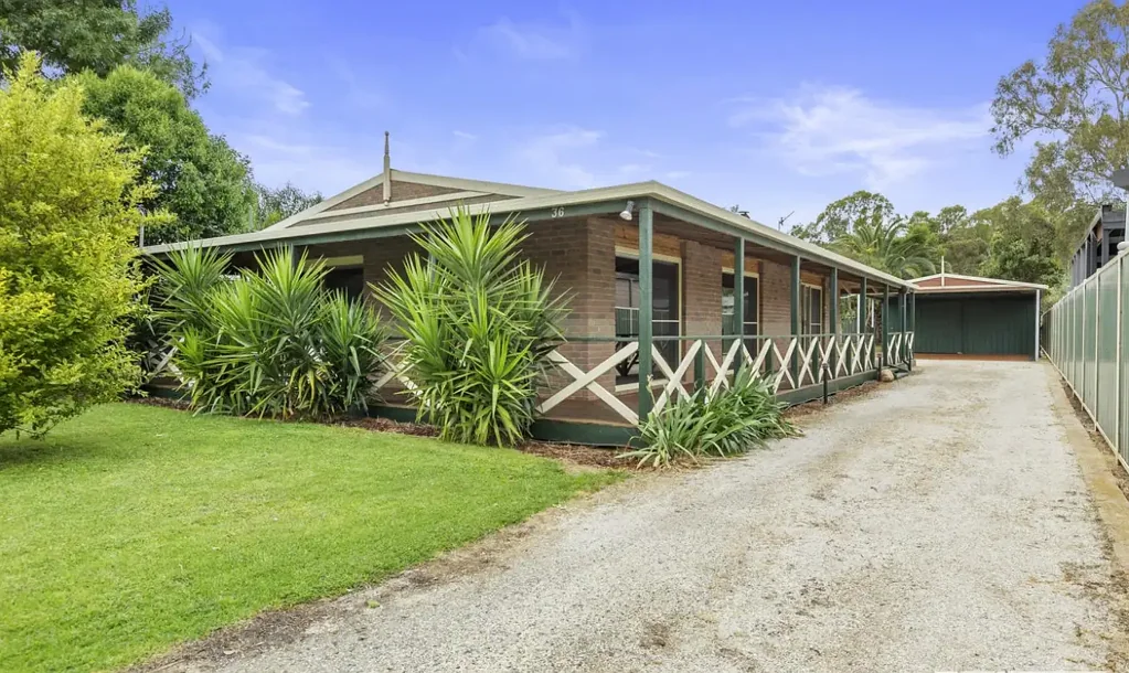 SOLID BRICK HOME IN THE HEART OF BUNDALONG