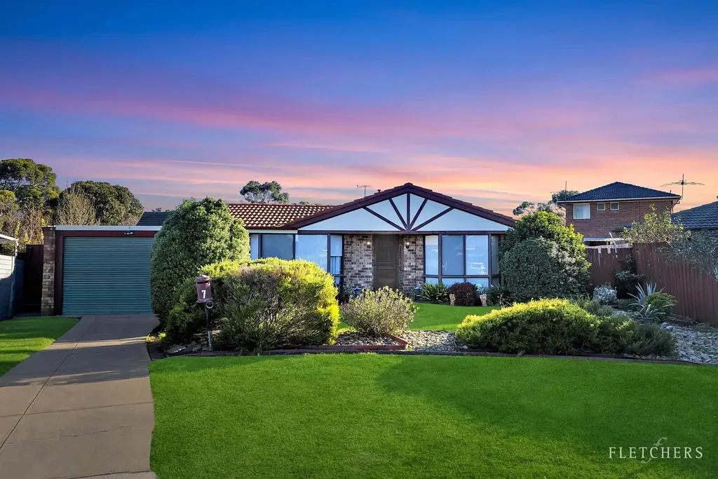 Melton West 3房 三卧带套间 宽敞内置柜 开放式厨餐区 独立客厅 双车carport 全年舒适供暖 节能太阳能 步行公园学校 Family Paradise