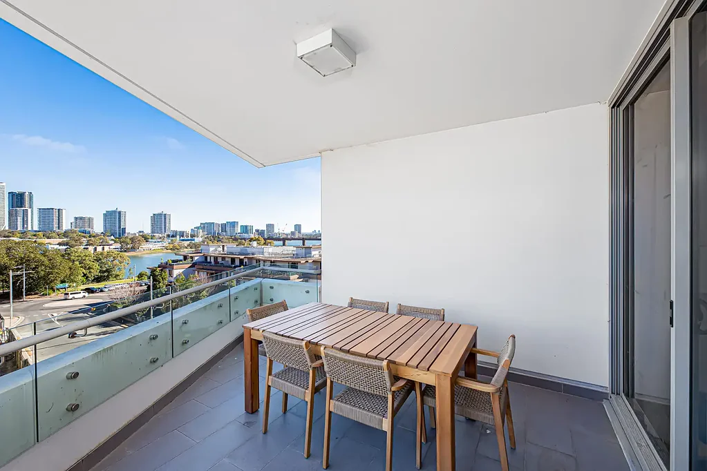 Modern 2-Bedroom Apartment with Stunning River Views