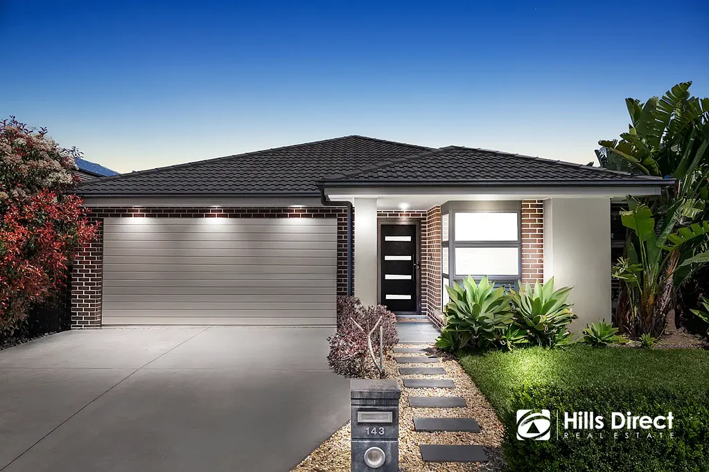 The Ponds 4ਬੈੱਡਰੂਮ North-Facing Chic Single-Level Family Retreat | Walk to Schools, Shops, Parks & Transport