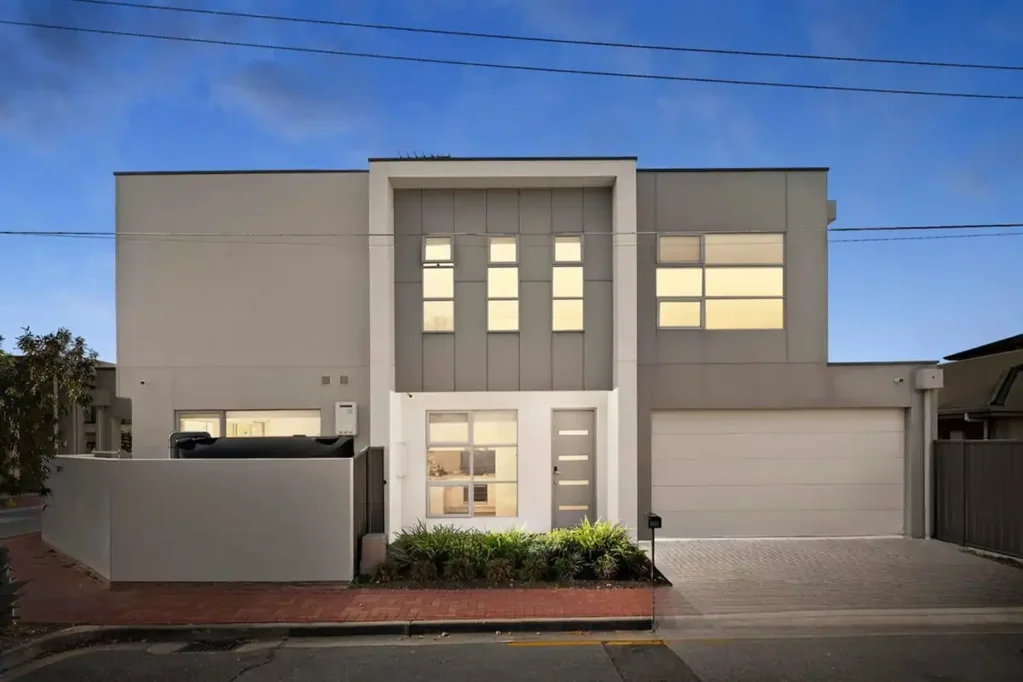 Hi, I'm modern living in the ideal location..