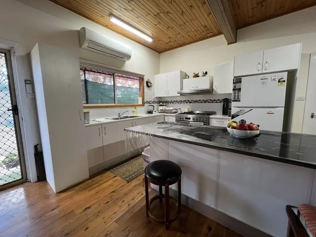 Lightning Ridge 4ਬੈੱਡਰੂਮ Charming 4 Bedroom Camp with Cozy Fireplace & Modern Comforts.