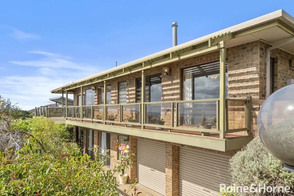 Encounter Bay 5 Slaapkamer Reinvent a Retro Beachcomber on a Commanding Coastal Corner.