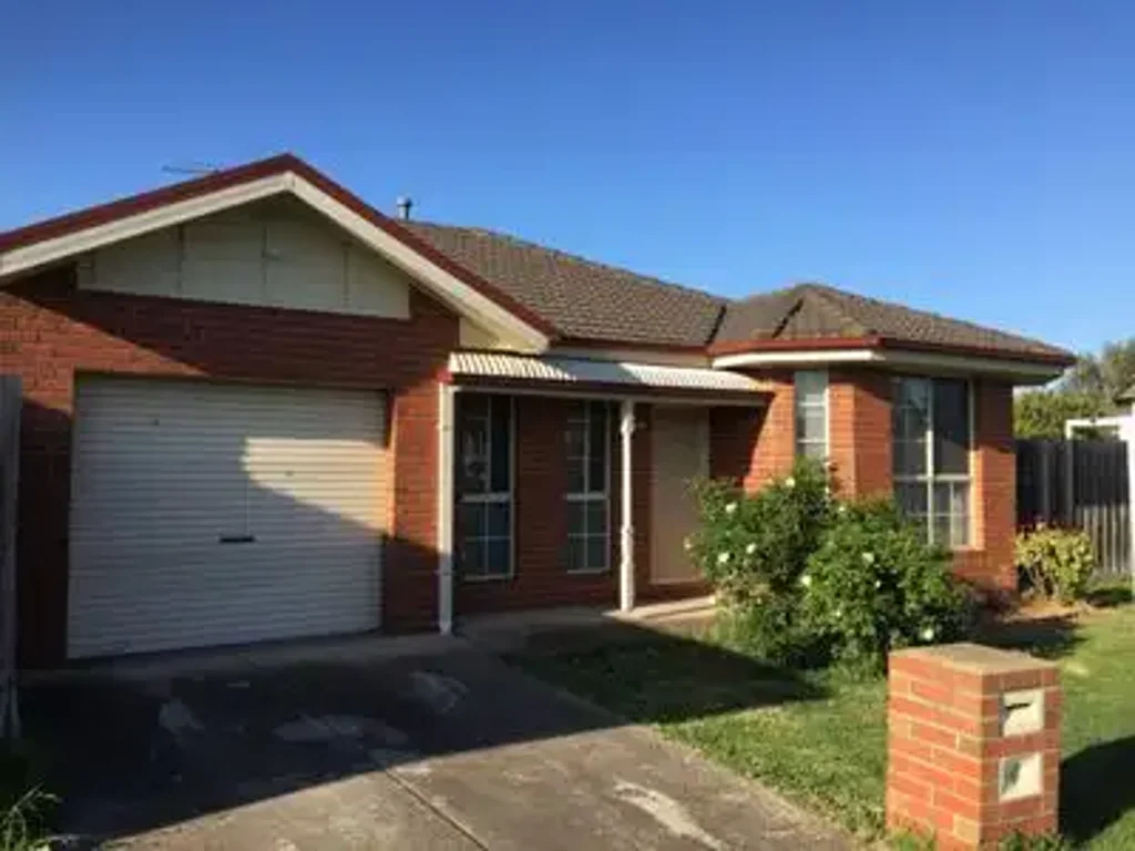 Quiet Court Living in the Heart of Seabrook! APPLICATIONS NO