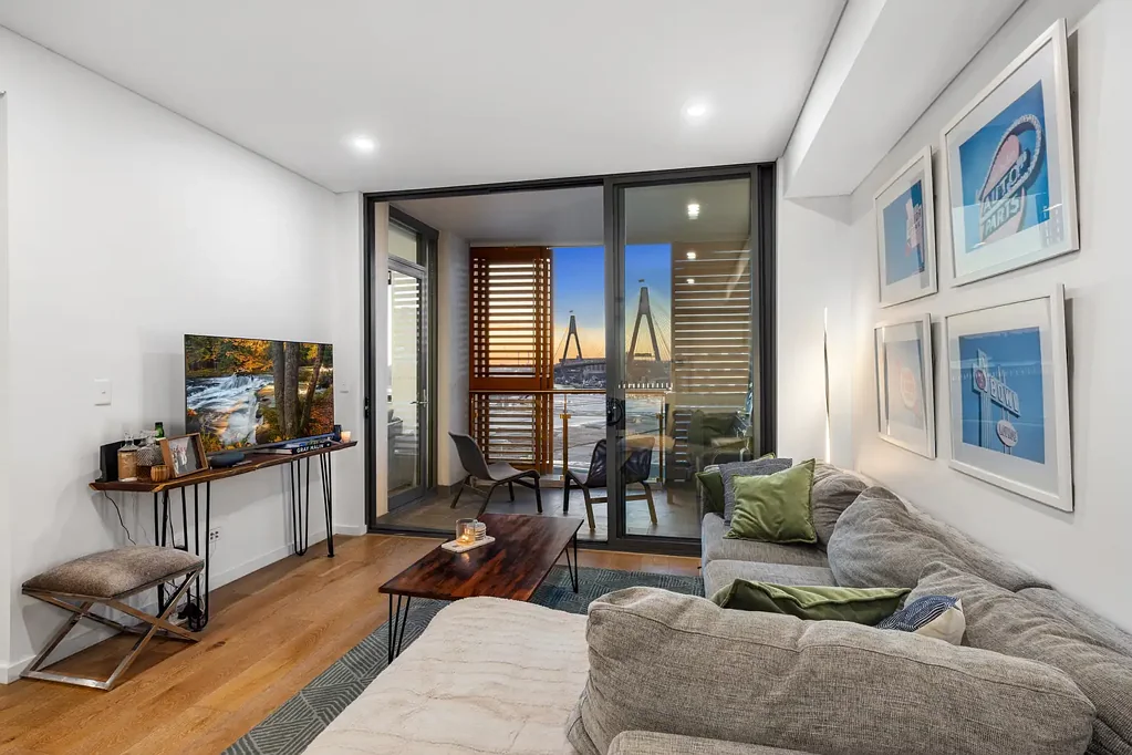 Pyrmont 2房 Pier 99优越位置 海滨瑰宝 高端优雅奢居 开放式客厅 双卧带套间 Miele厨电 全新2017年建 Contemporary living positioned for convenience