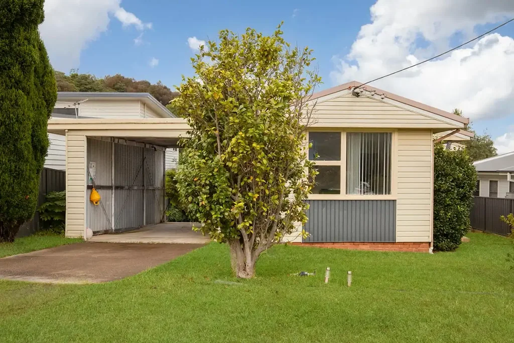 3-BEDROOM COTTAGE WITH STUNNING LAKE AND BUSHLAND VIEWS