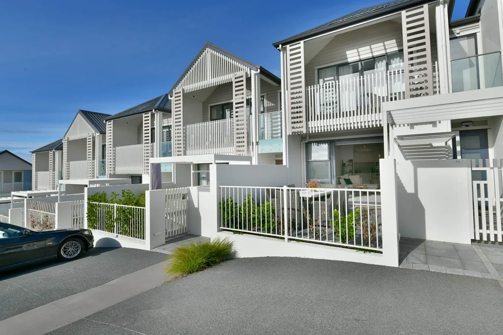 Modern, Light and a Short Walk to the Shops