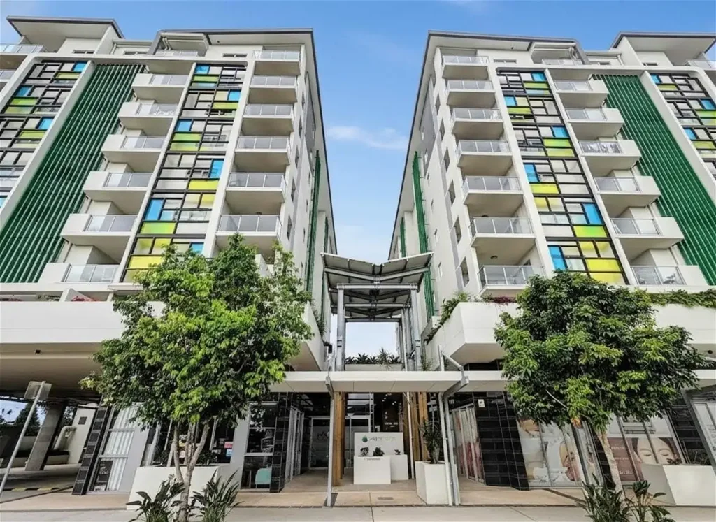 Upper Mount Gravatt 2房 宽敞两卧两卫 安全停车位 开放式起居 现代厨房 阳光阳台 对面购物中心 步行公交站 高租赁需求 Spacious 2-Bed, 2-Bath Apartment with Secure Parking - Walk to Westfield  Garden City
