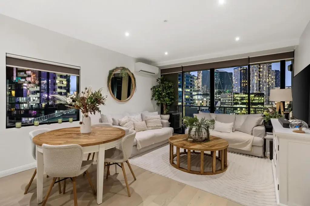 Docklands 2침실 EXTENSIVELY RENOVATED HOME WITH STUNNING HARBOUR AND CITY VIEWS