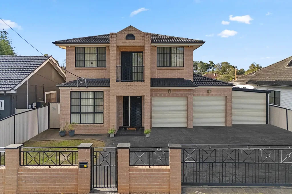 Merrylands 5ਬੈੱਡਰੂਮ First Time Offered  Custom Allcastle Home in Prime Merrylands Locale