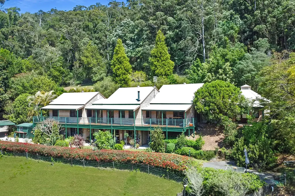 Fountaindale 6房  STUNNING ACREAGE WITH MULTIPLE FAMILY LIVING OPTIONS