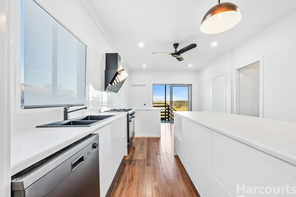 East Kempsey 3 Bedroom Trendy, cosmopolitan cottage in East Kempsey.