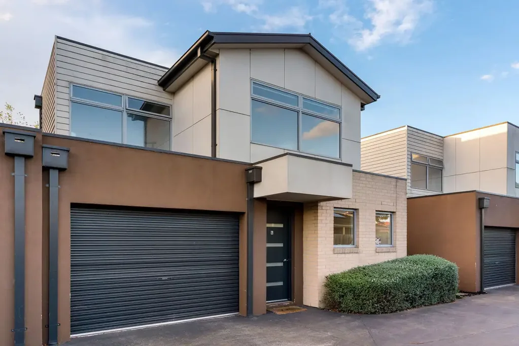 Carrum Downs 2房 两居室联排别墅 宽敞客厅餐厅 现代厨房石材台面 低维护户外空间 楼上两卧独立浴室 中心位置便捷交通 Modern Elegance with Investment Potential