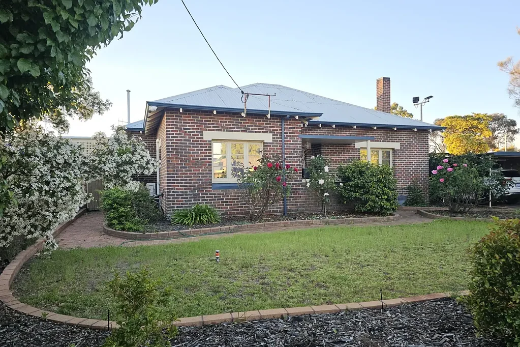 Katanning 4ਬੈੱਡਰੂਮ Character Brick Home  - Renovated & Ready