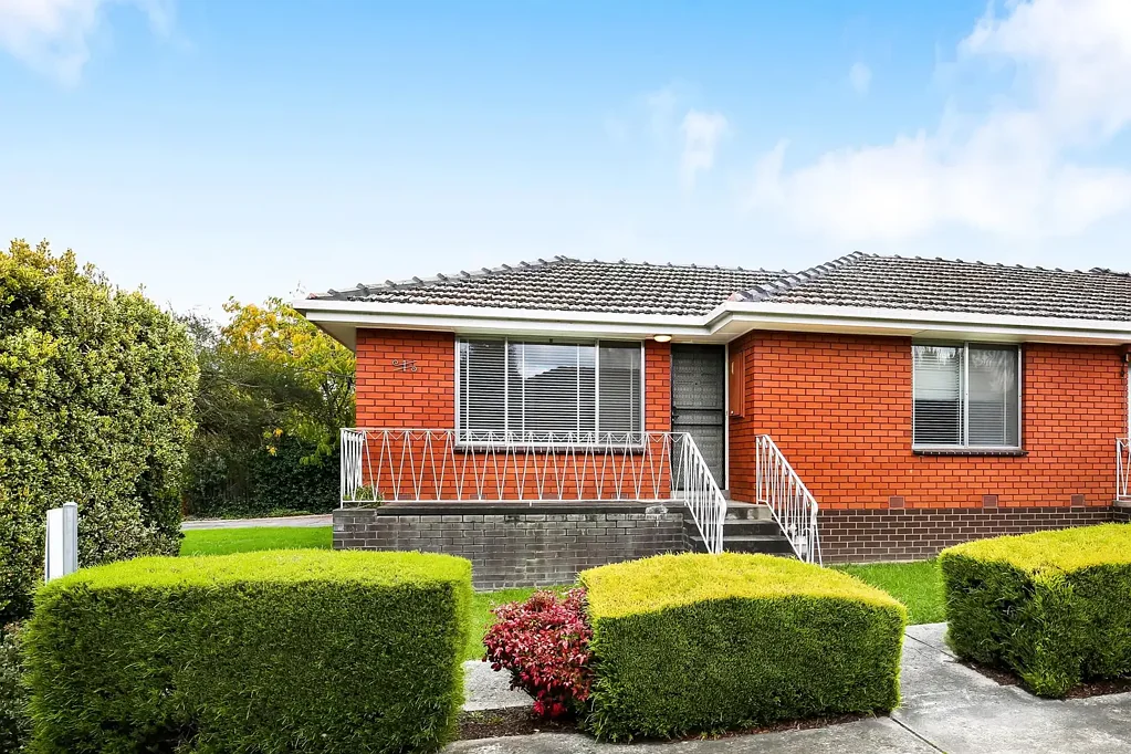 STUNNING HOME WALKING DISTANCE TO SHOPS & TRAIN STATION