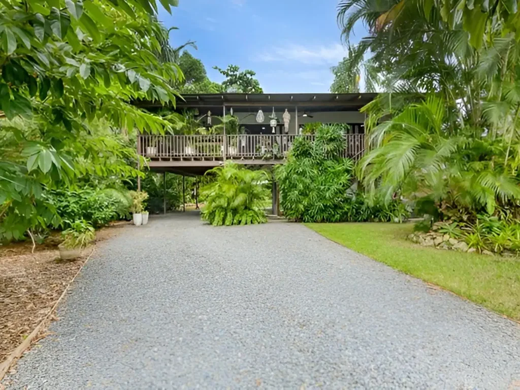 HIGH-SET QUEENSLANDER WITH MESMERISING VIEWS