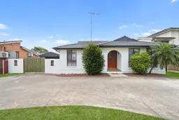 12 Explorers Way, St Clair