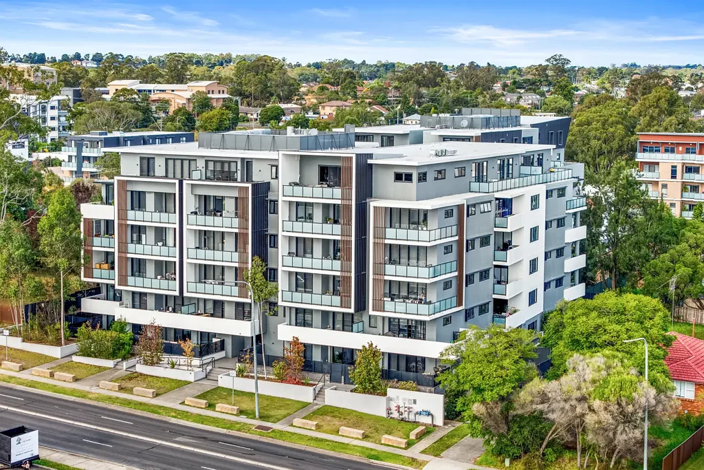 Penrith 2房 High Street黄金地段 两大宽敞卧室 主卧带套间浴室 开放式起居区 时尚厨房石材台面 巨大私人庭院 私人出入便捷 地下停车位 一楼易出入 社区花园露台 Ground Floor living in the Heart of Penrith