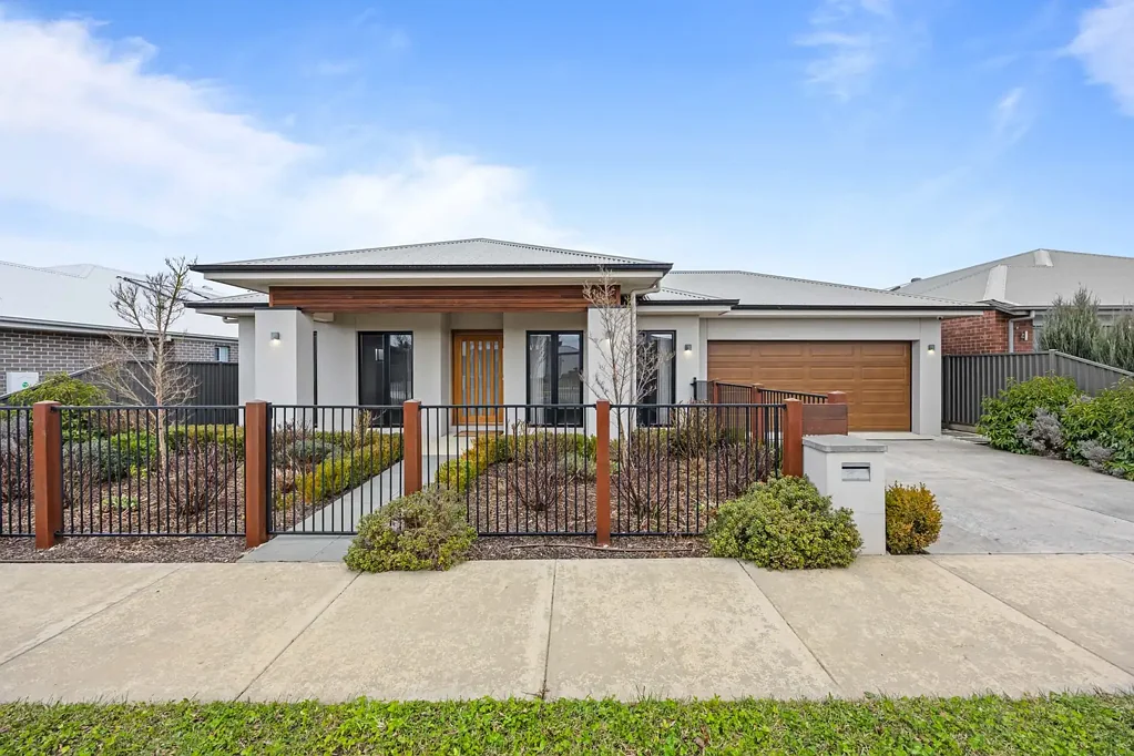 EXECUTIVE FAMILY LIVING IN PRIME LUCAS LOCATION