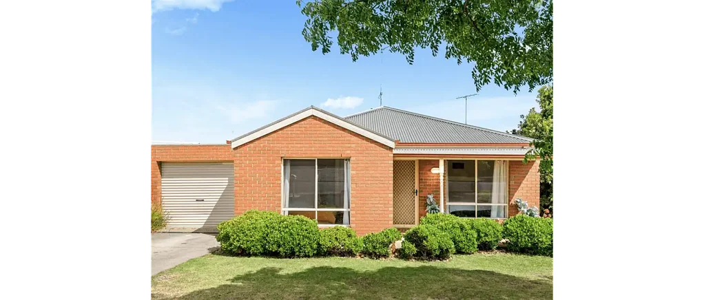 Modern 3-bed Leopold home - open living, double garage, close to amenities.