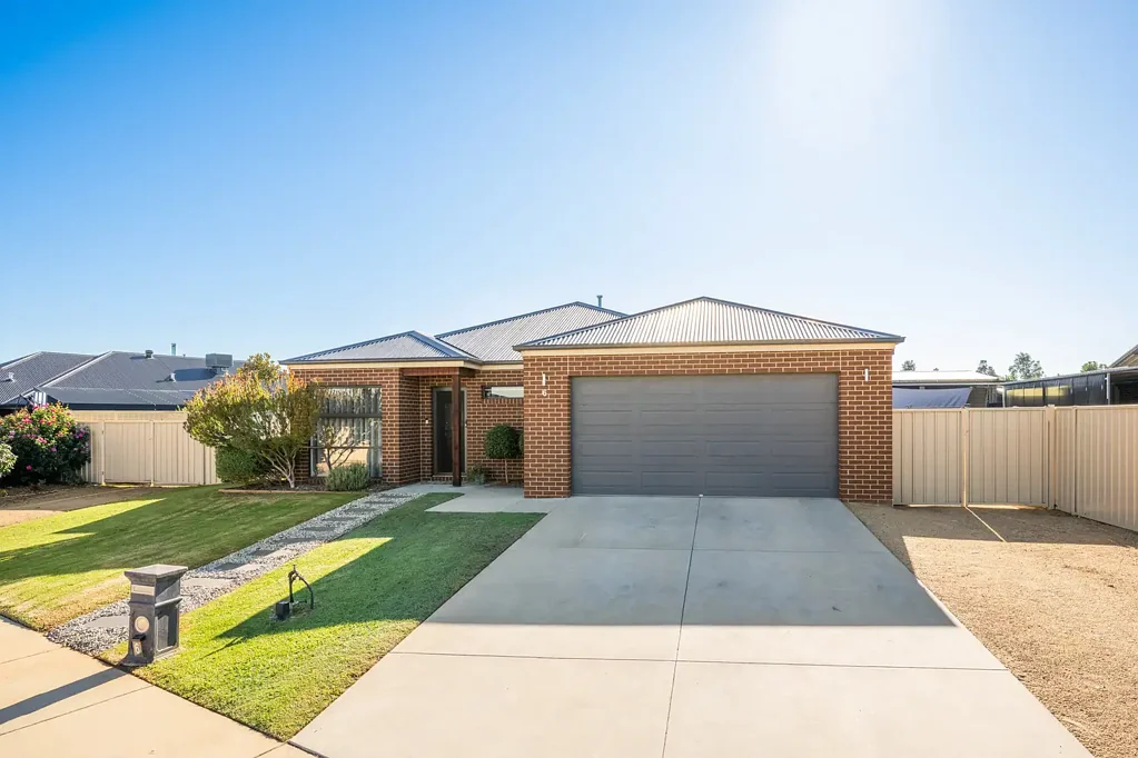 Kialla 4房  Large Block, Rear Access & Impressive Shed in Kialla Lakes