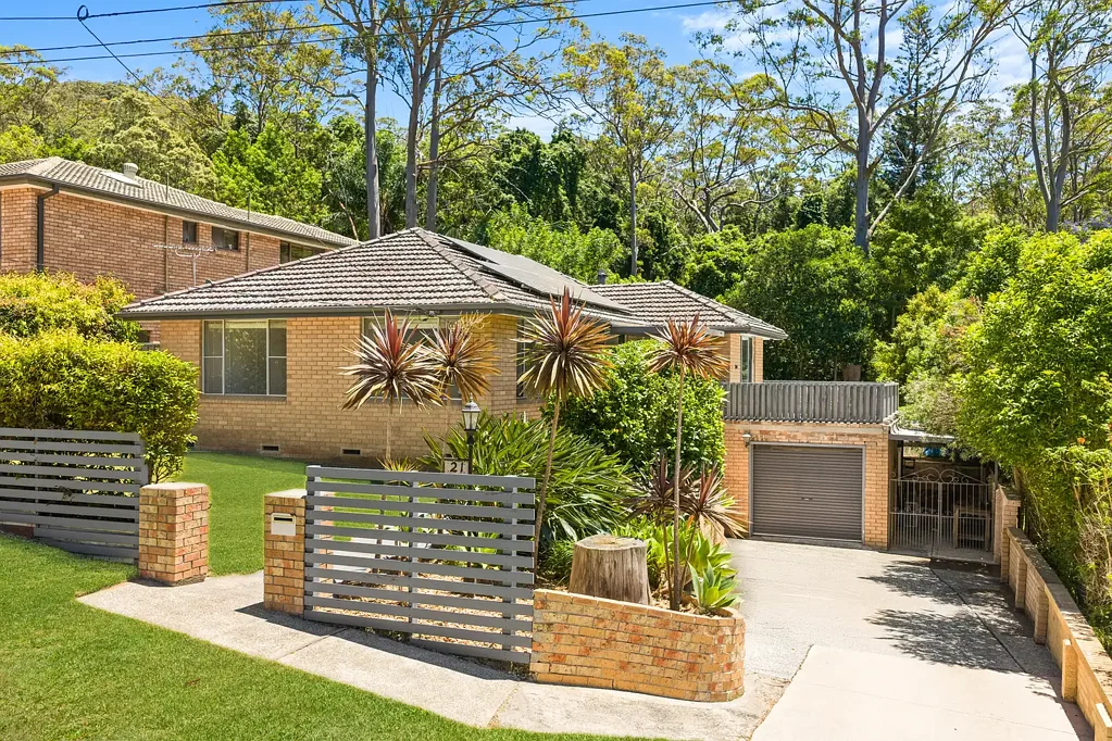 Niagara Park 3침실 Surprise Package — Brick & Tile Home with Expansive Block