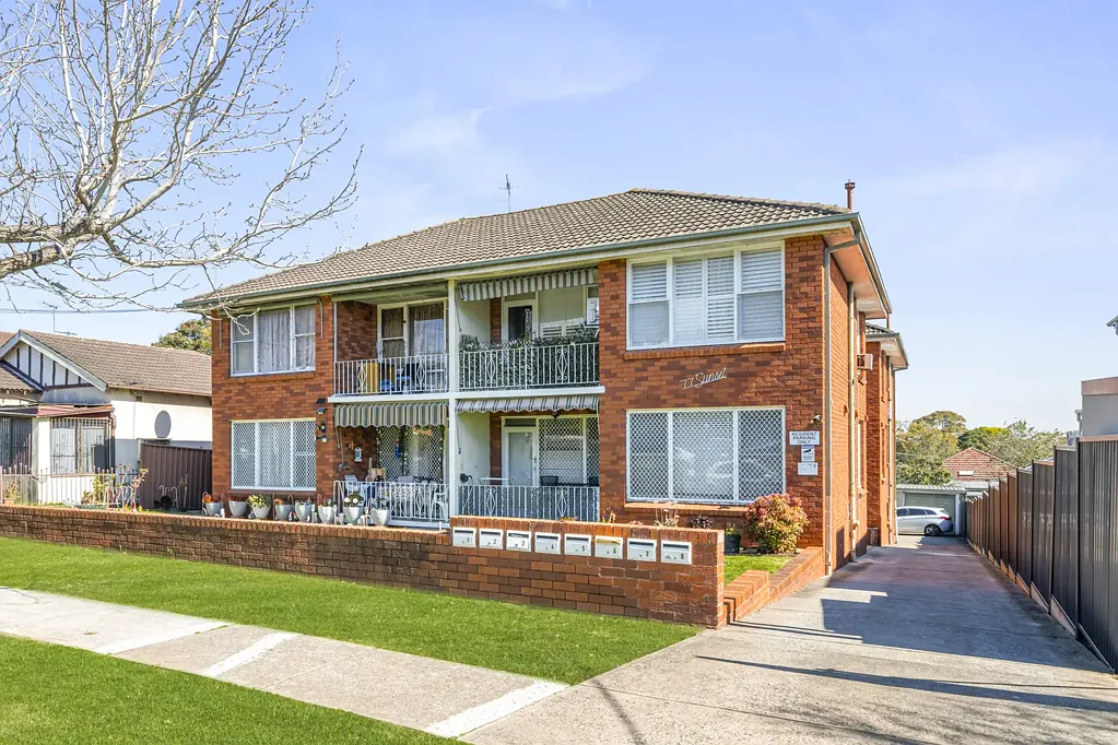 Punchbowl 2Kwarto Original, top floor residence with a lock up garage set in blue ribbon location