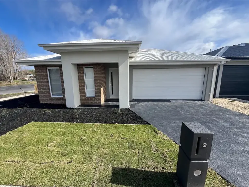 Modern Near-New Living - Right Here In Morwell