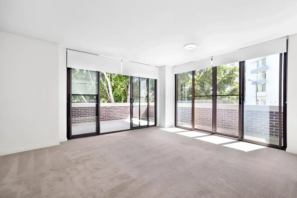 Spacious corner apartment with wraparound balcony & lifestyle amenities
