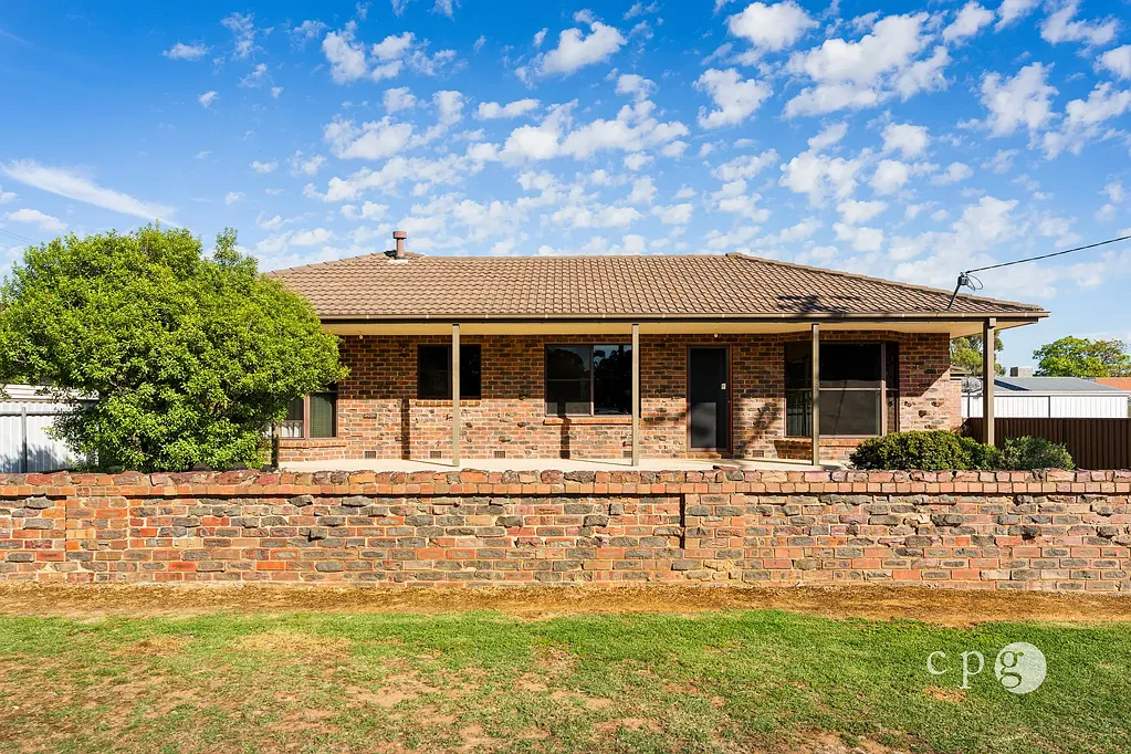 Castlemaine 3房  Spacious, Solid & Ideally Located on 807m²