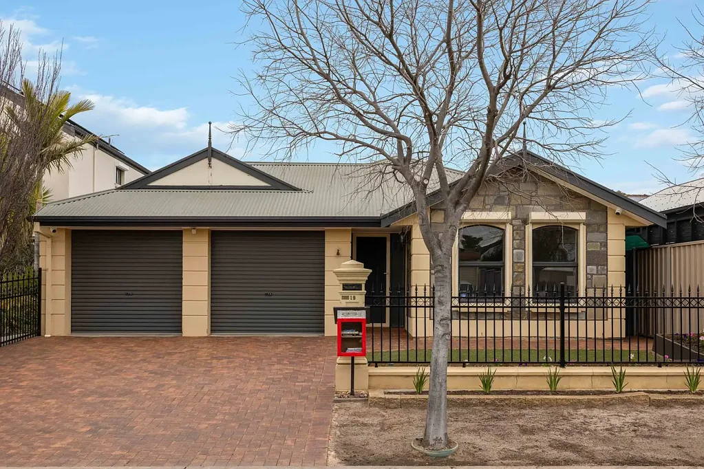 Allenby Gardens 3બેડરૂમ A Modern Balance of Bluestone Character & Lifestyle Convenience.