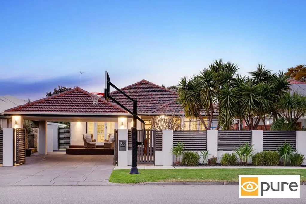 SPACIOUS WEMBLEY OASIS, WITH A SPARKLING POOL