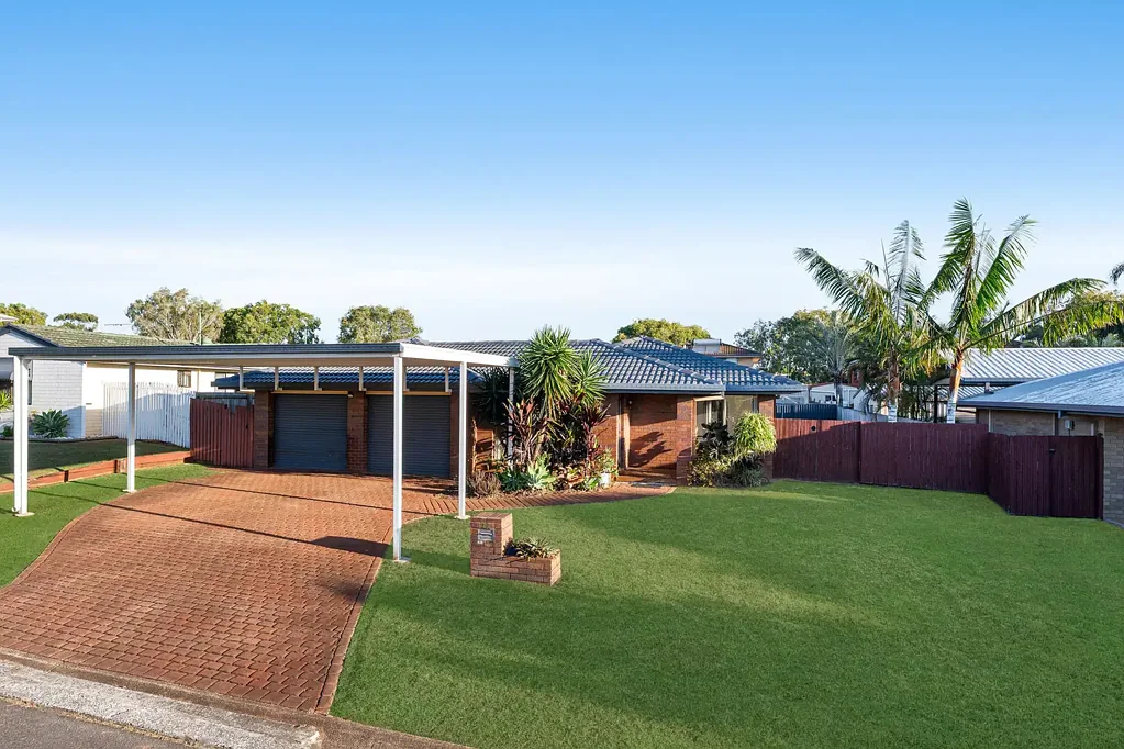 Manly West 3房 低层住宅 适合家庭 90厘米Bosch厨房 私密露台 610平米地块 双车库 邻近公园学校 URBAN BLISS - Effortless Living in a Prime Bayside Pocket