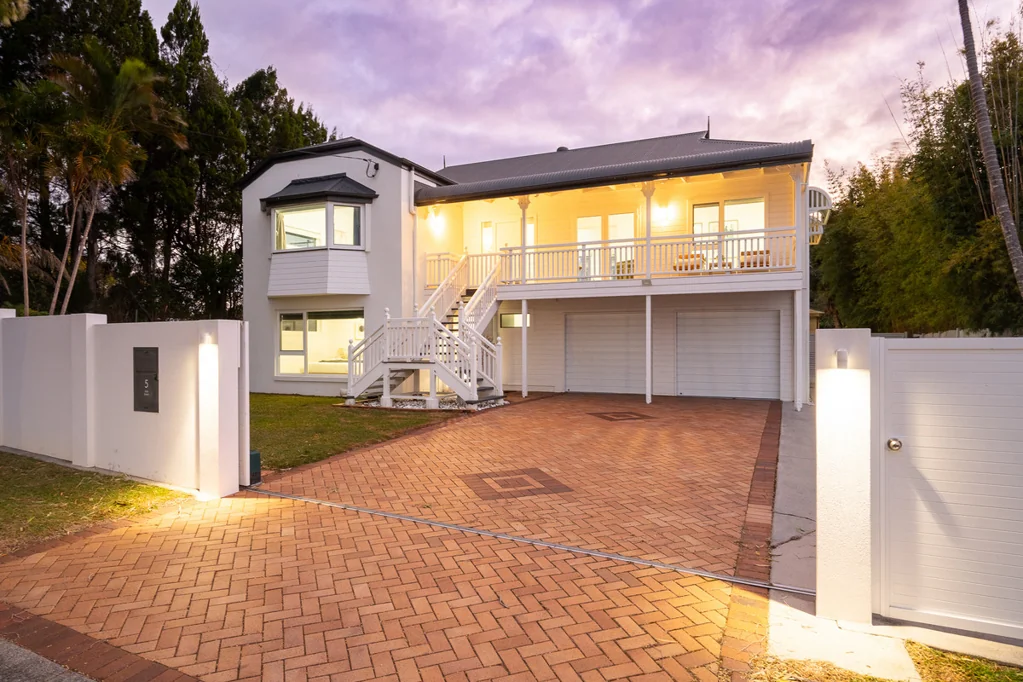 Bridgeman Downs 6બેડરૂમ Family Home + Granny Flat + Shed