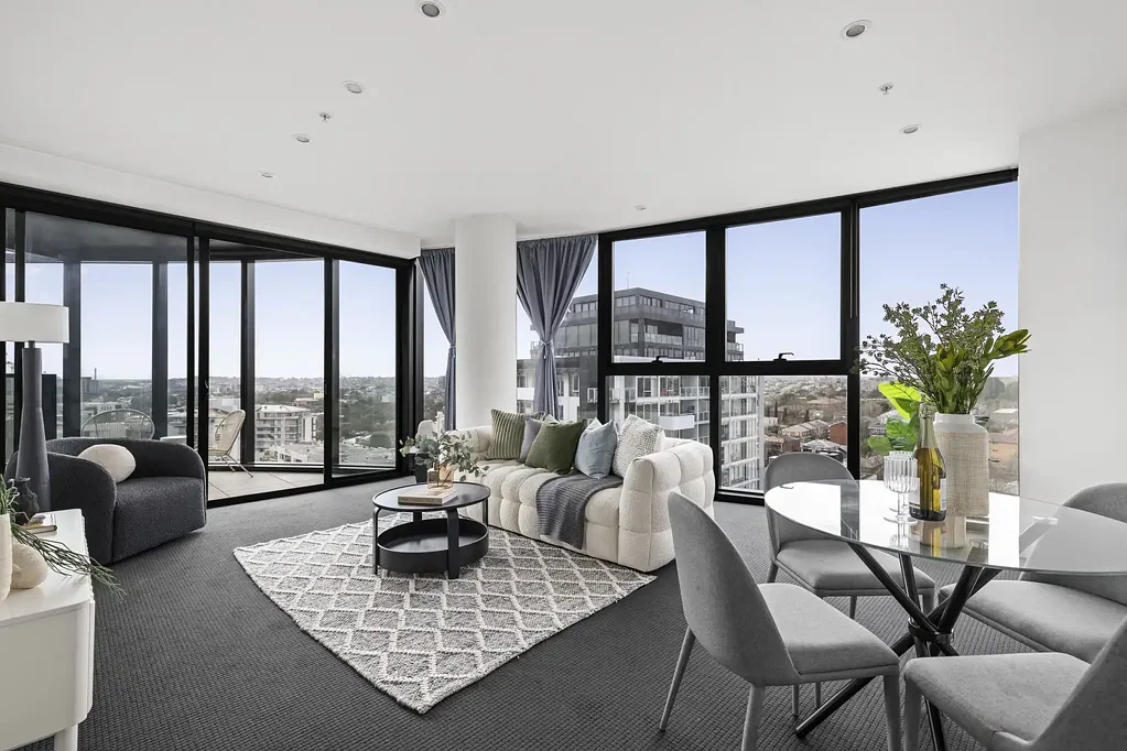 South Yarra 2房 卓越平面布局与露台式阳台的高空生活 Sky-High Living with an Exceptional Floorplan & Terrace-Style Balcony