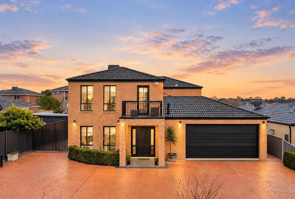 Roxburgh Park 5 Bedroom Tuscany Court Living - A Spacious Family Haven in a Prime Roxburgh Park Locale