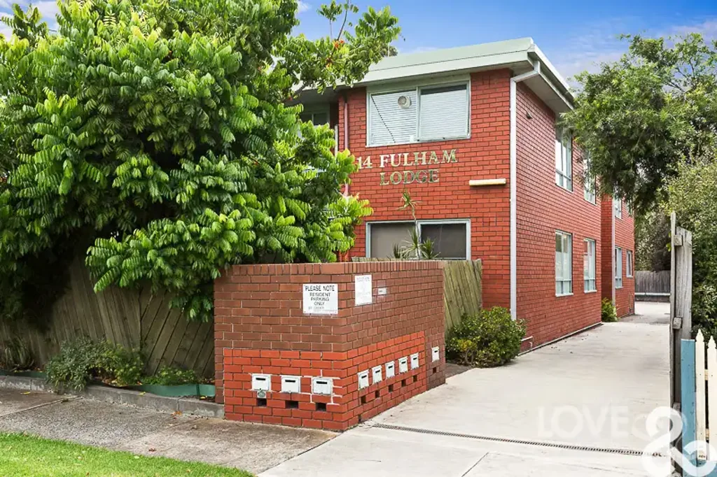 Spacious Ground-Floor Apartment with Oversized Courtyard in Prime Alphington Location