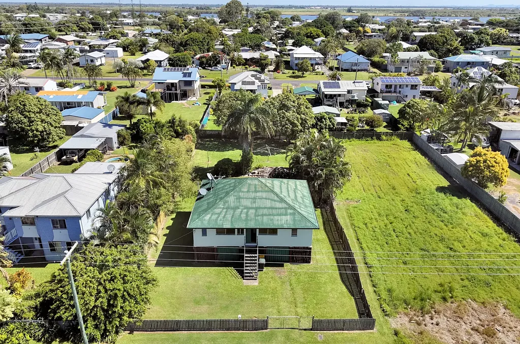 Burnett Heads 3房  “Coastal Renovator Packed with Potential on a Spacious 50x20m Block”