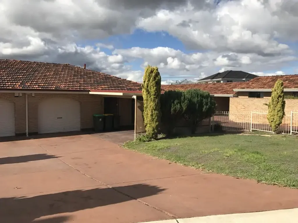 GREAT LOCATION, THREE BEDROOM HONE