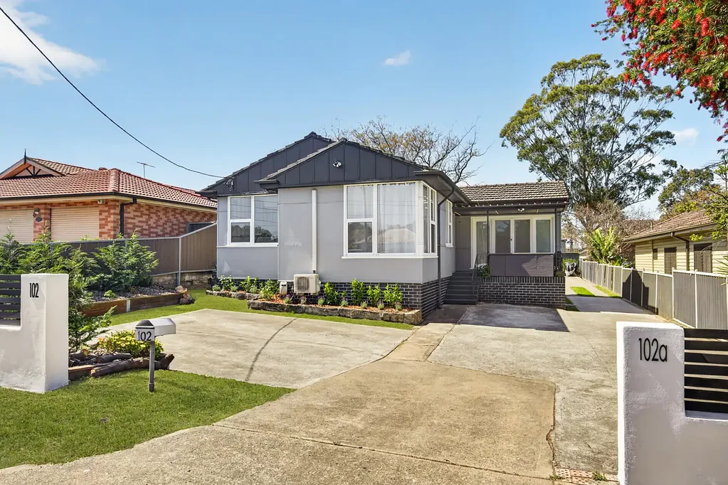 South Wentworthville 6 Slaapkamer Versatile 706sqm Property with Separate 2-Bedroom Granny Flat