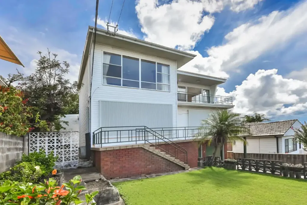 Dee Why 4房 宽敞575.4平米土地 水景视野优越 全新装修入住 大型后院娱乐 双车库储藏室 北向采光充足 步行可达市中心 Dual-Level Family Home with Sweeping Water Views on Expansive Landholding