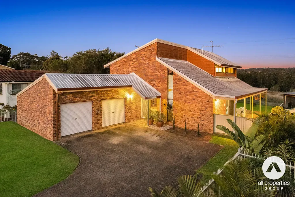 Beaudesert 4Moenga Charming Dual-Level Home with Scenic Views!
