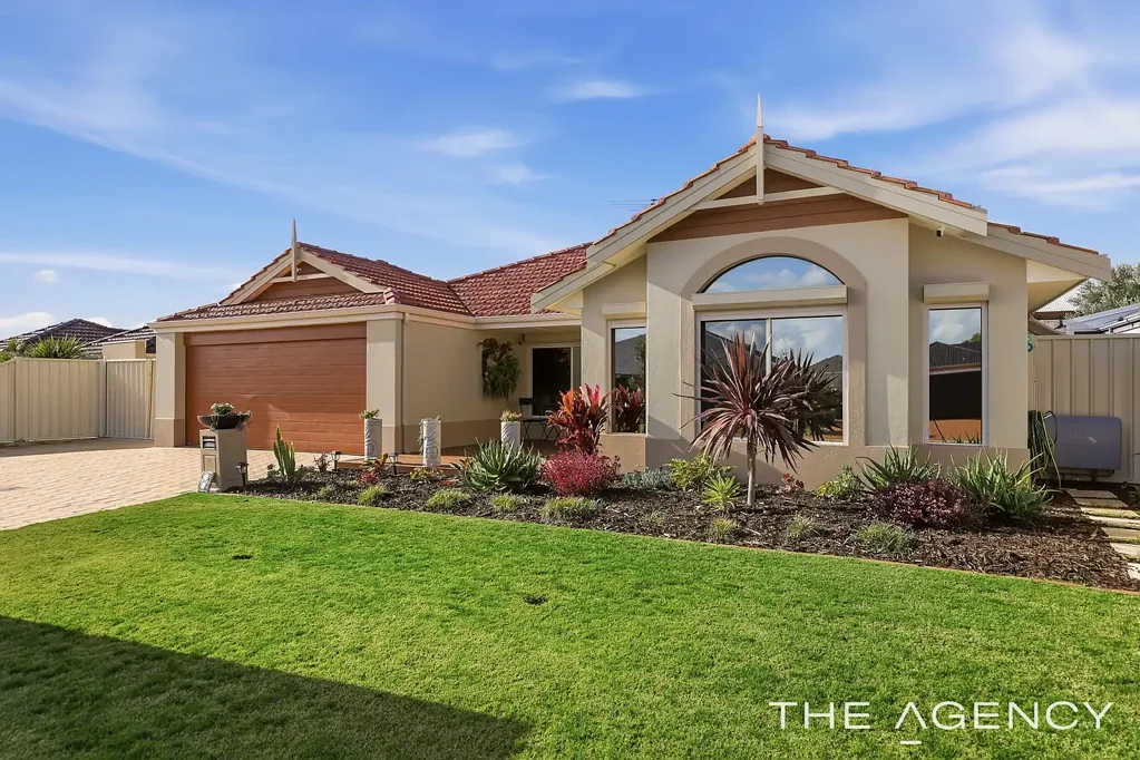 Lakelands 4房  Spacious Family Home With Side Access, Solar Battery System & Multiple Living Areas Plus Extras