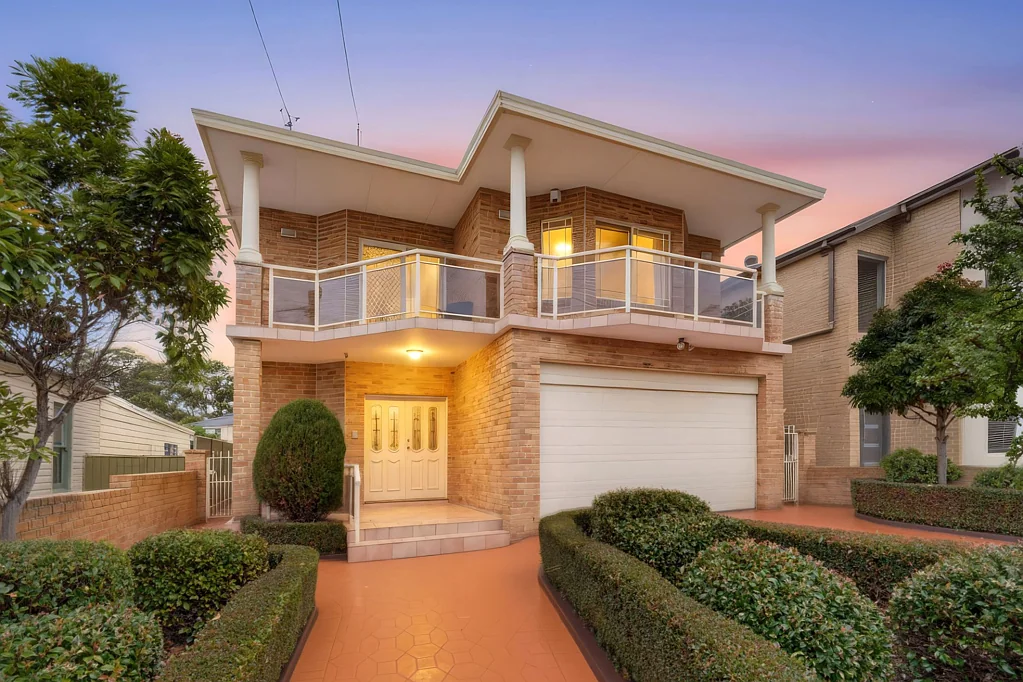 Carlton 5房 宏伟的双砖家庭住宅，附带独立祖母房 Grand Double-Brick Family Residence with Self-Contained Granny Flat