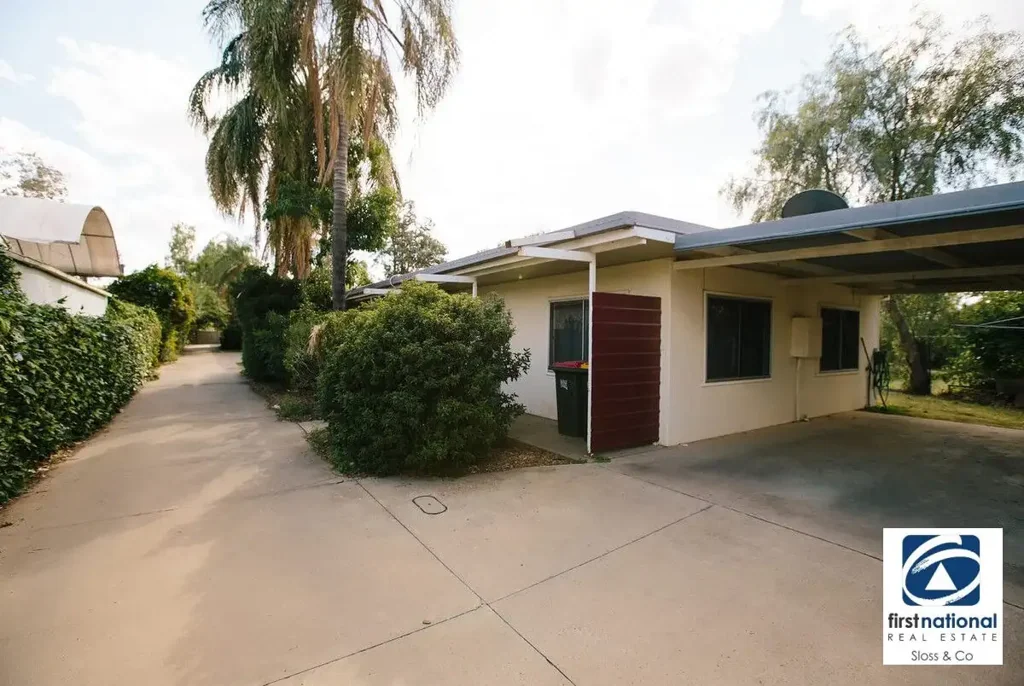 Spacious 2 bedroom unit with easy 5minutes walk to main street.